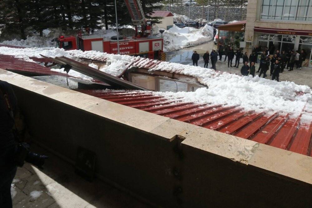 Kafenin üzerine düşen kar 1 kişiyi yaraladı