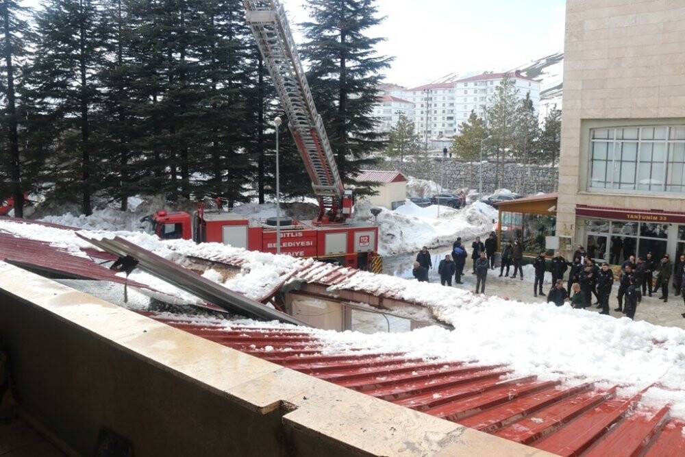 Kafenin üzerine düşen kar 1 kişiyi yaraladı