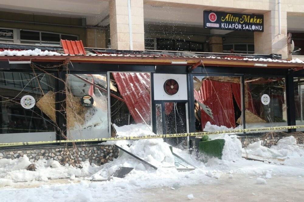 Kafenin üzerine düşen kar 1 kişiyi yaraladı