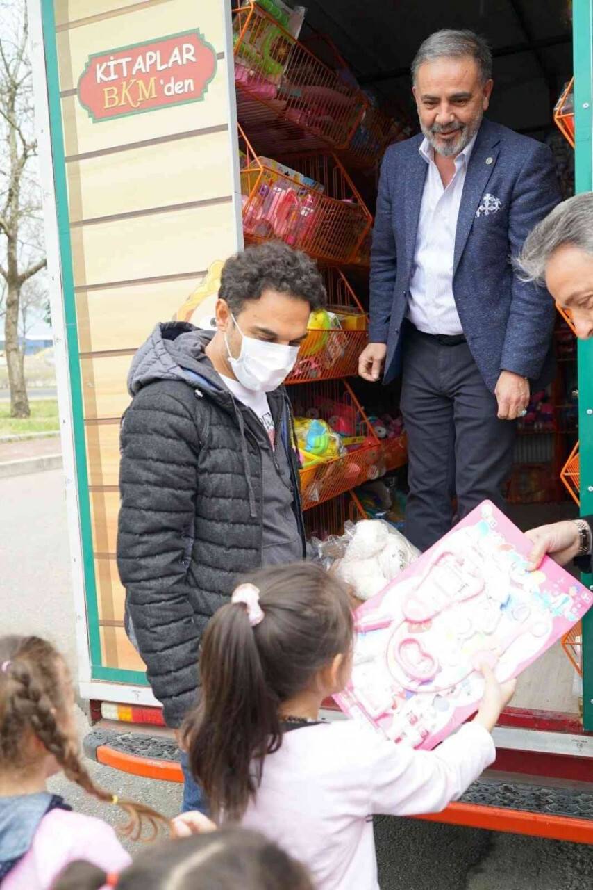 Onu görünce çocukların yüzünde gülücükler açıyor