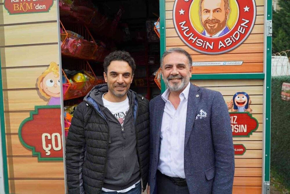 Onu görünce çocukların yüzünde gülücükler açıyor