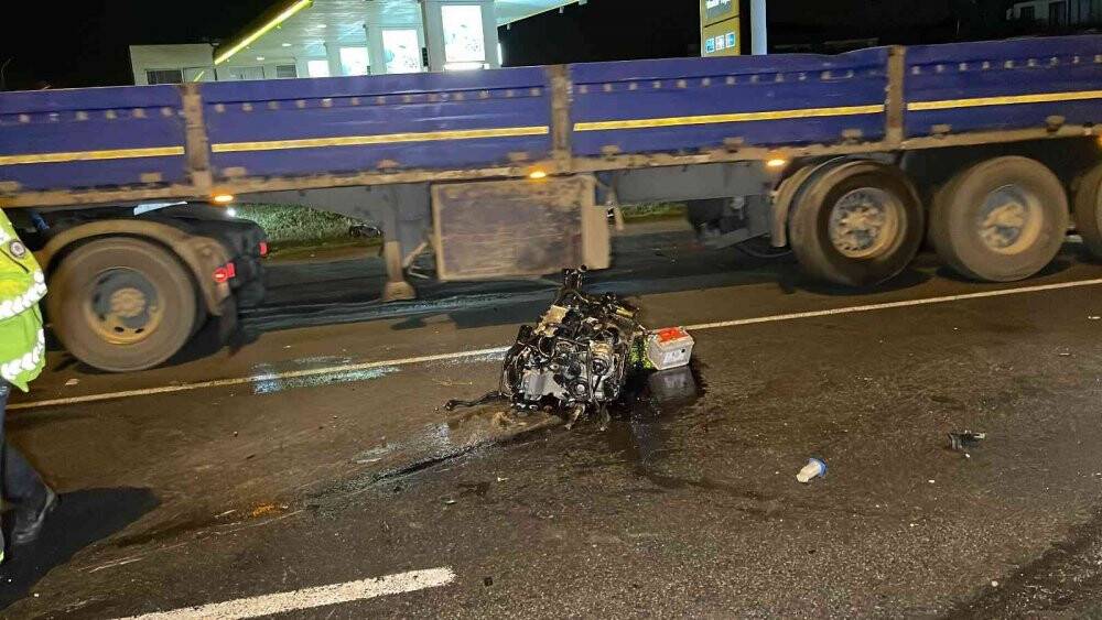 Otomobil ağaca asılı kaldı