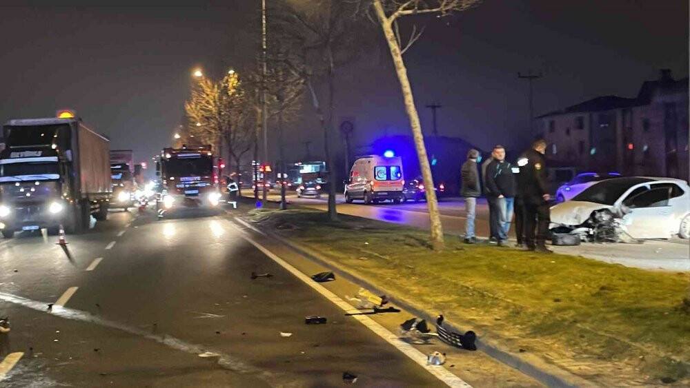 Otomobil ağaca asılı kaldı