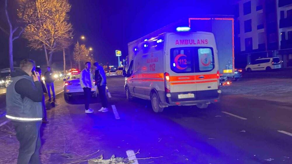 Otomobil ağaca asılı kaldı