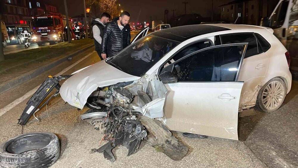 Otomobil ağaca asılı kaldı