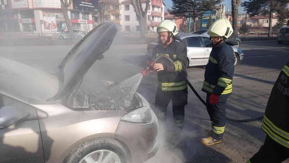 Seyir halindeki otomobilin motor kısmı alev alev yandı