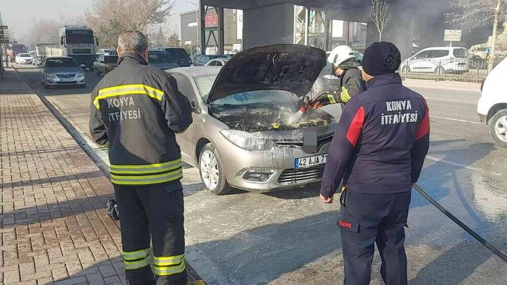 Seyir halindeki otomobilin motor kısmı alev alev yandı