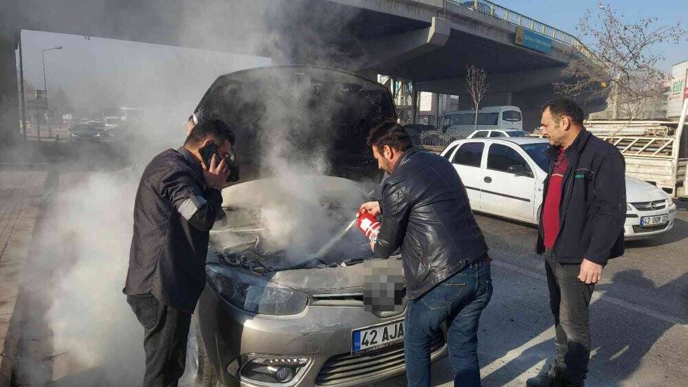 Seyir halindeki otomobilin motor kısmı alev alev yandı