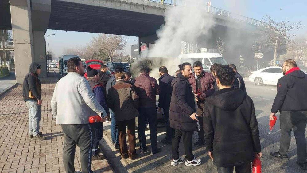 Seyir halindeki otomobilin motor kısmı alev alev yandı