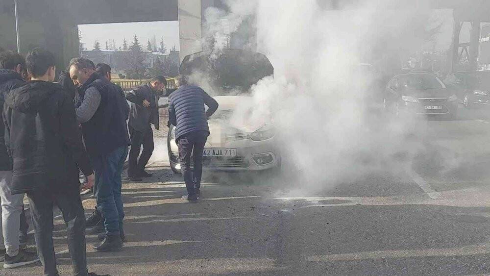 Seyir halindeki otomobilin motor kısmı alev alev yandı