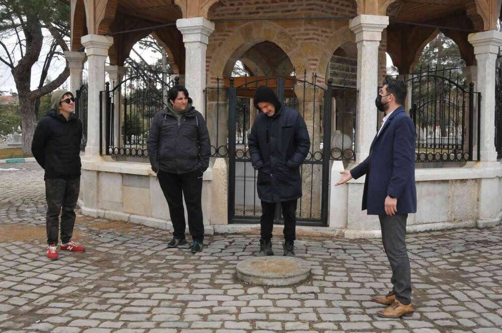 Uygur kardeşler Akşehir’de babalarının büstünü görünce duygulu anlar yaşadı