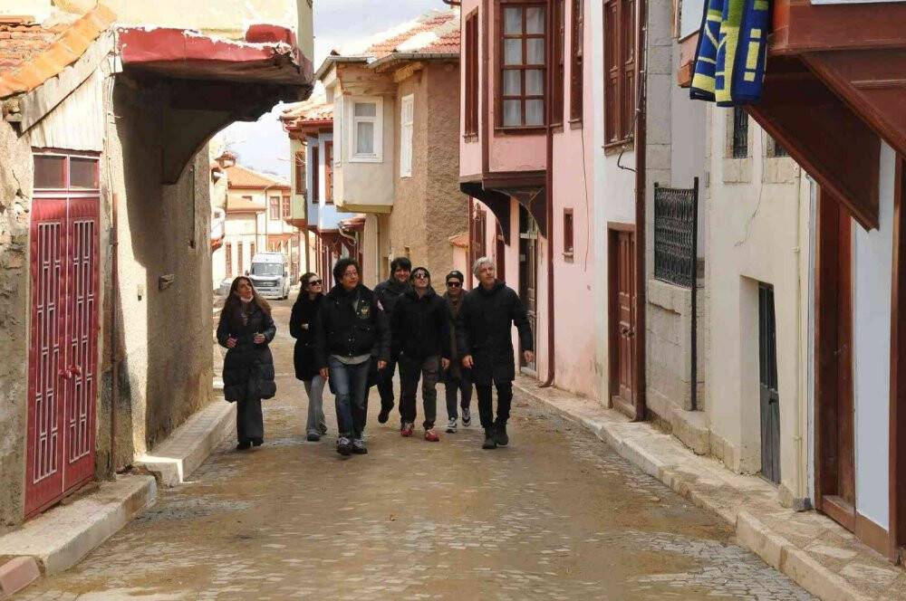 Uygur kardeşler Akşehir’de babalarının büstünü görünce duygulu anlar yaşadı