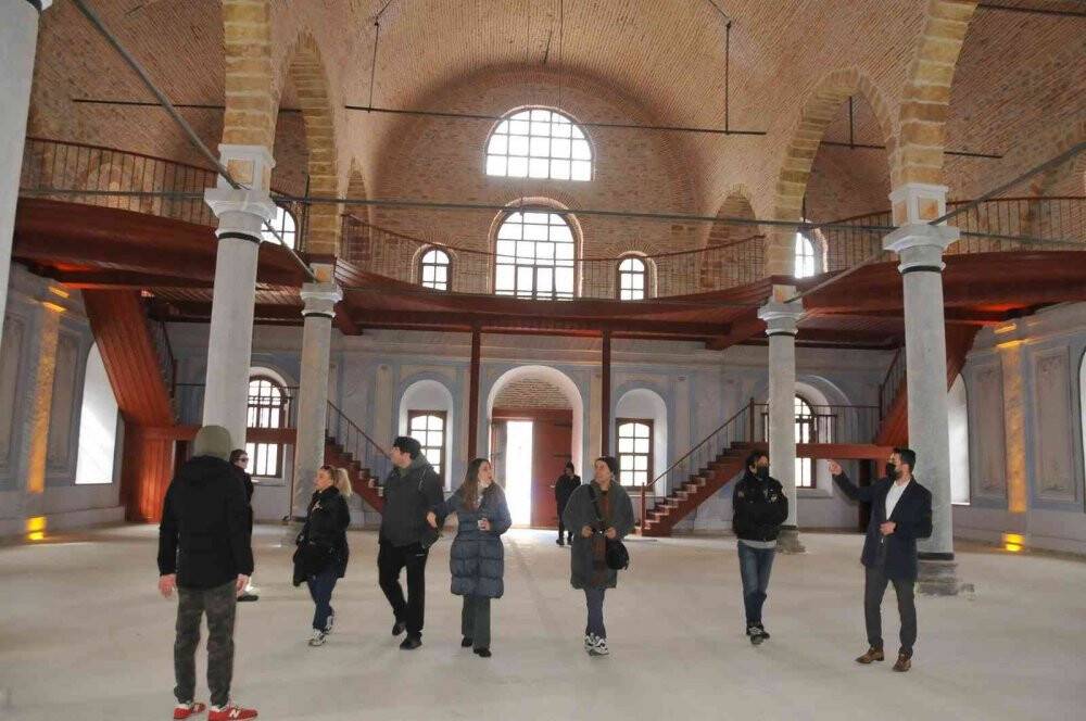 Uygur kardeşler Akşehir’de babalarının büstünü görünce duygulu anlar yaşadı