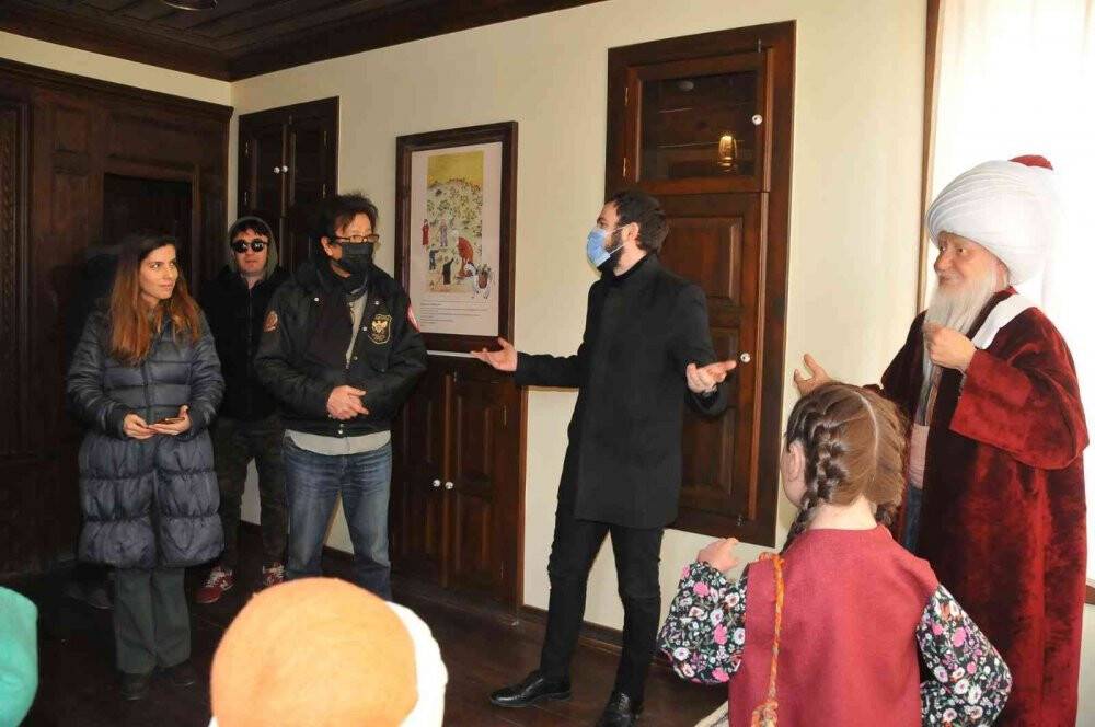 Uygur kardeşler Akşehir’de babalarının büstünü görünce duygulu anlar yaşadı