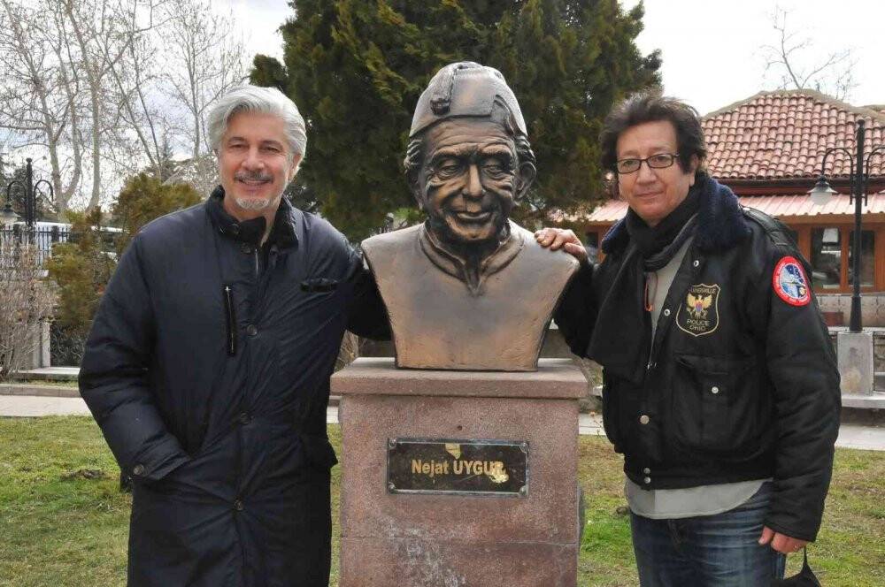 Uygur kardeşler Akşehir’de babalarının büstünü görünce duygulu anlar yaşadı