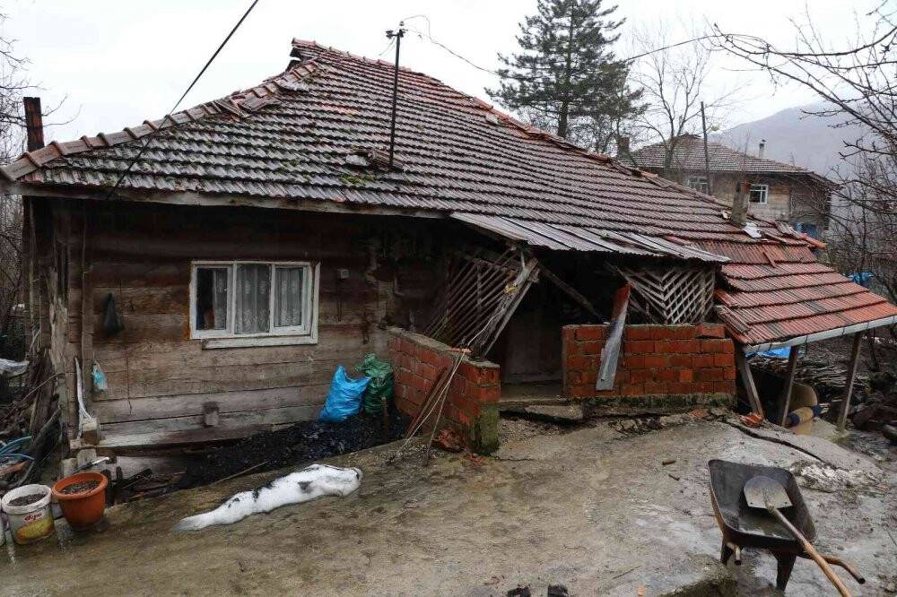 Heyelanda zarar gören 21 mezarın yeri değiştirilecek