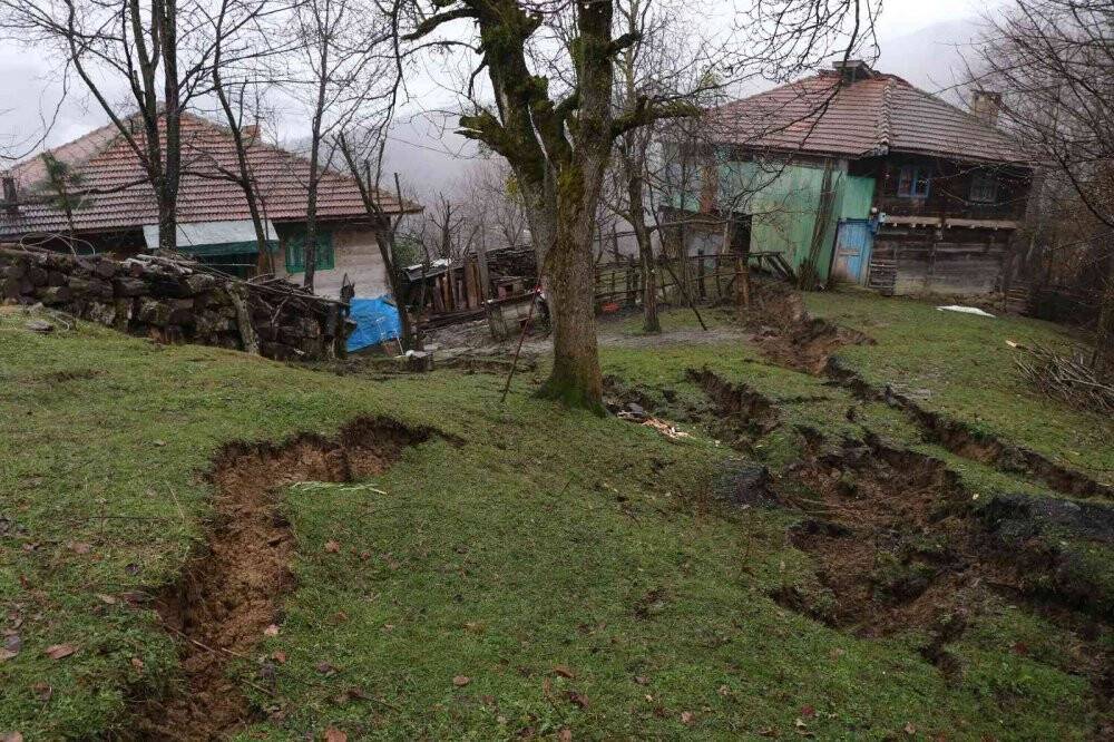 Heyelanda zarar gören 21 mezarın yeri değiştirilecek