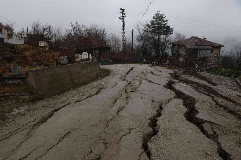 Heyelanda zarar gören 21 mezarın yeri değiştirilecek