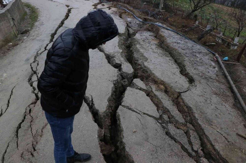 Heyelanda zarar gören 21 mezarın yeri değiştirilecek
