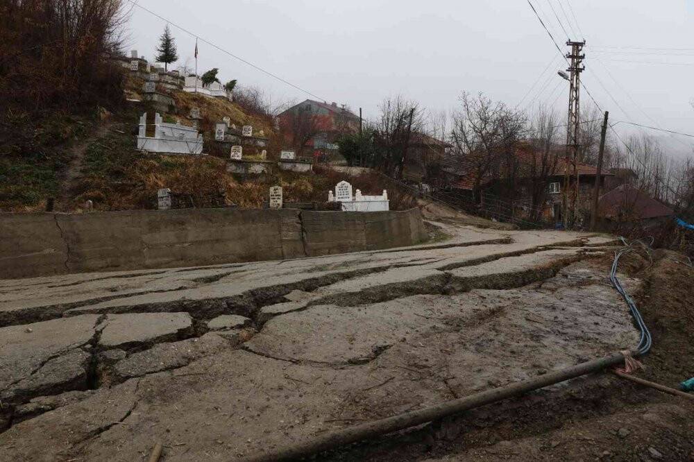 Heyelanda zarar gören 21 mezarın yeri değiştirilecek
