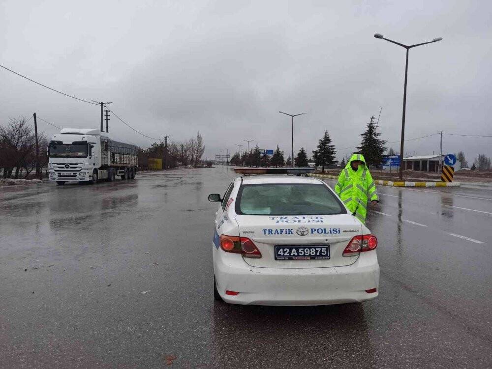 Konya-Antalya karayolunda kar yağışı ulaşımda aksamalara neden oluyor