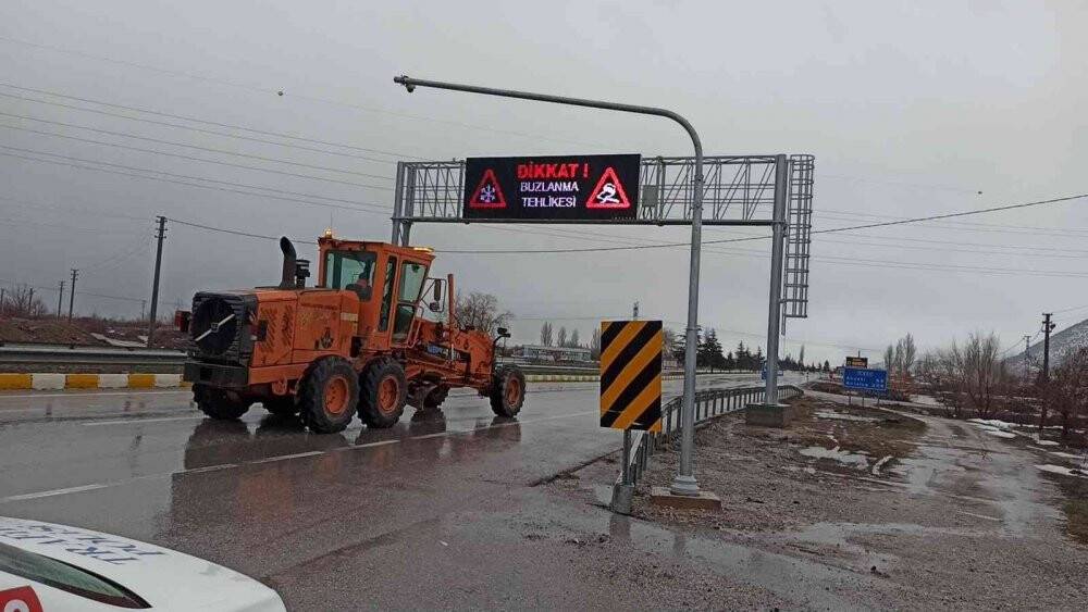 Konya-Antalya karayolunda kar yağışı ulaşımda aksamalara neden oluyor