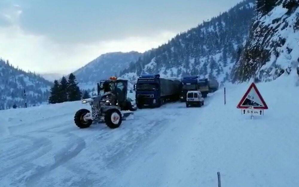 Konya-Antalya karayolunda kar yağışı ulaşımda aksamalara neden oluyor