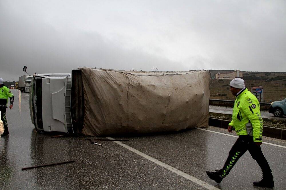 Tır kurtarma çalışması yapılan kaza noktasında faciadan dönüldü