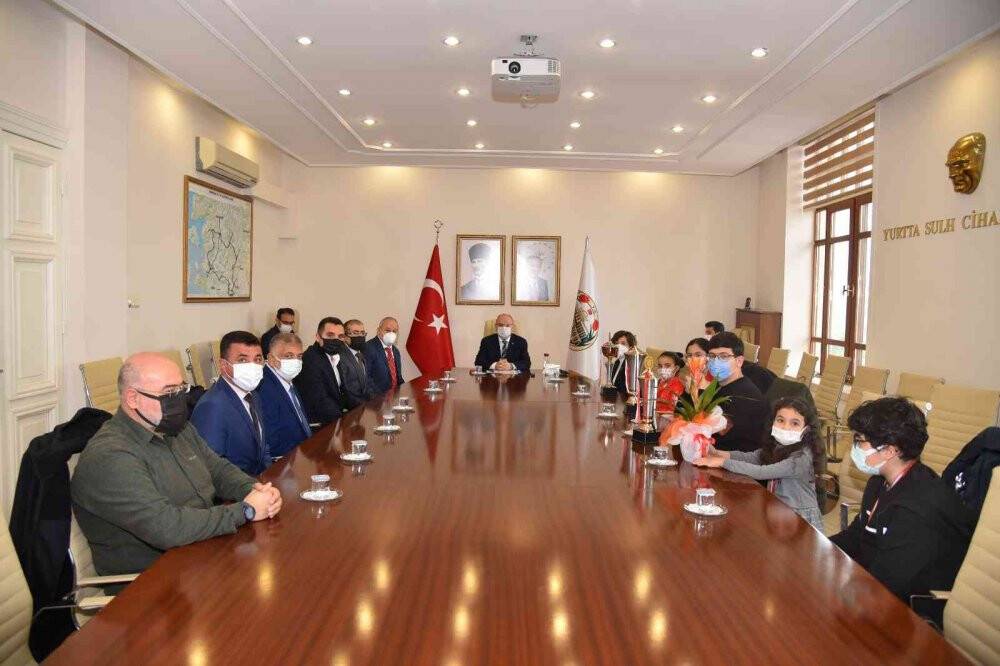 Vali Karadeniz, milli takıma seçilen satranç sporcularını ağırladı