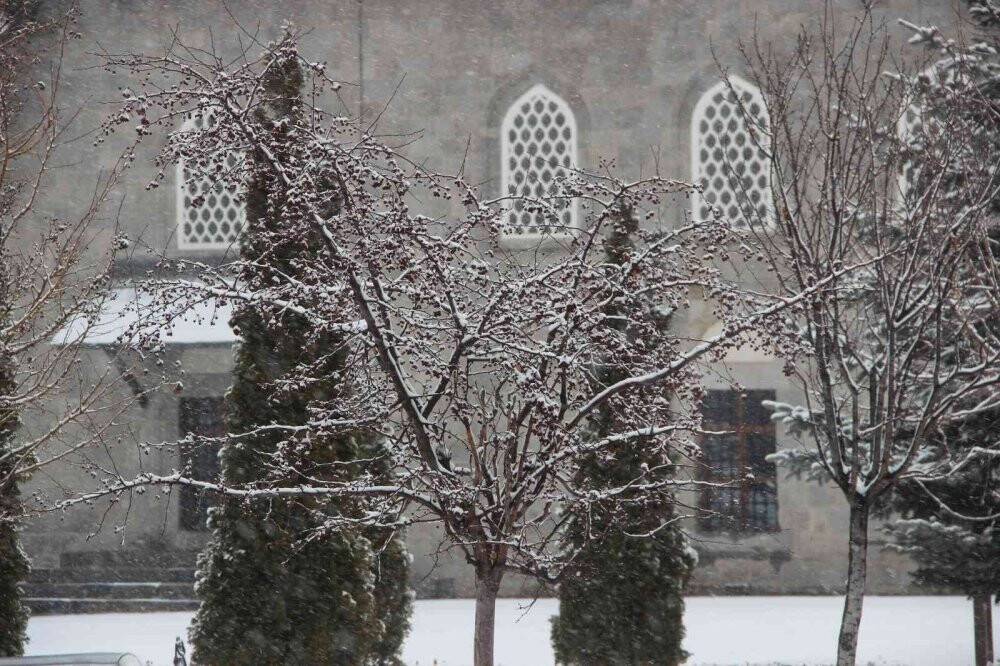 Erzurum’da kış geri döndü