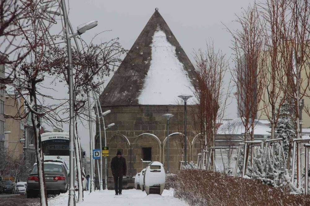Erzurum’da kış geri döndü