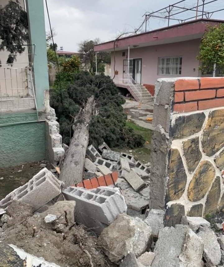 Hatay’da fırtına çatıları uçurdu ağaçları kökünden söktü