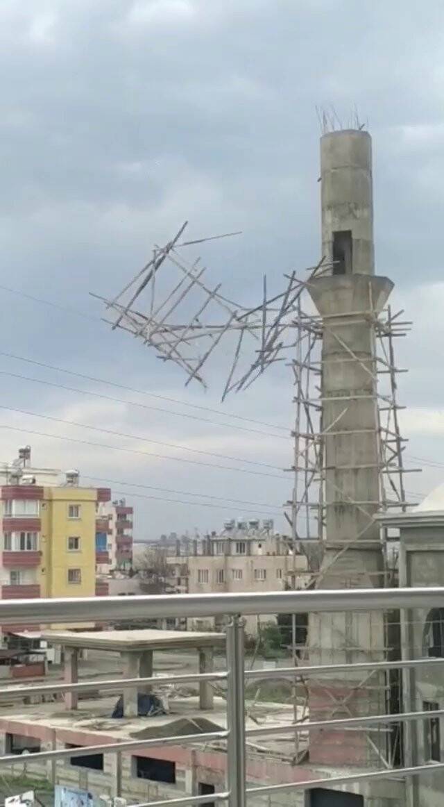 Hatay’da fırtına çatıları uçurdu ağaçları kökünden söktü