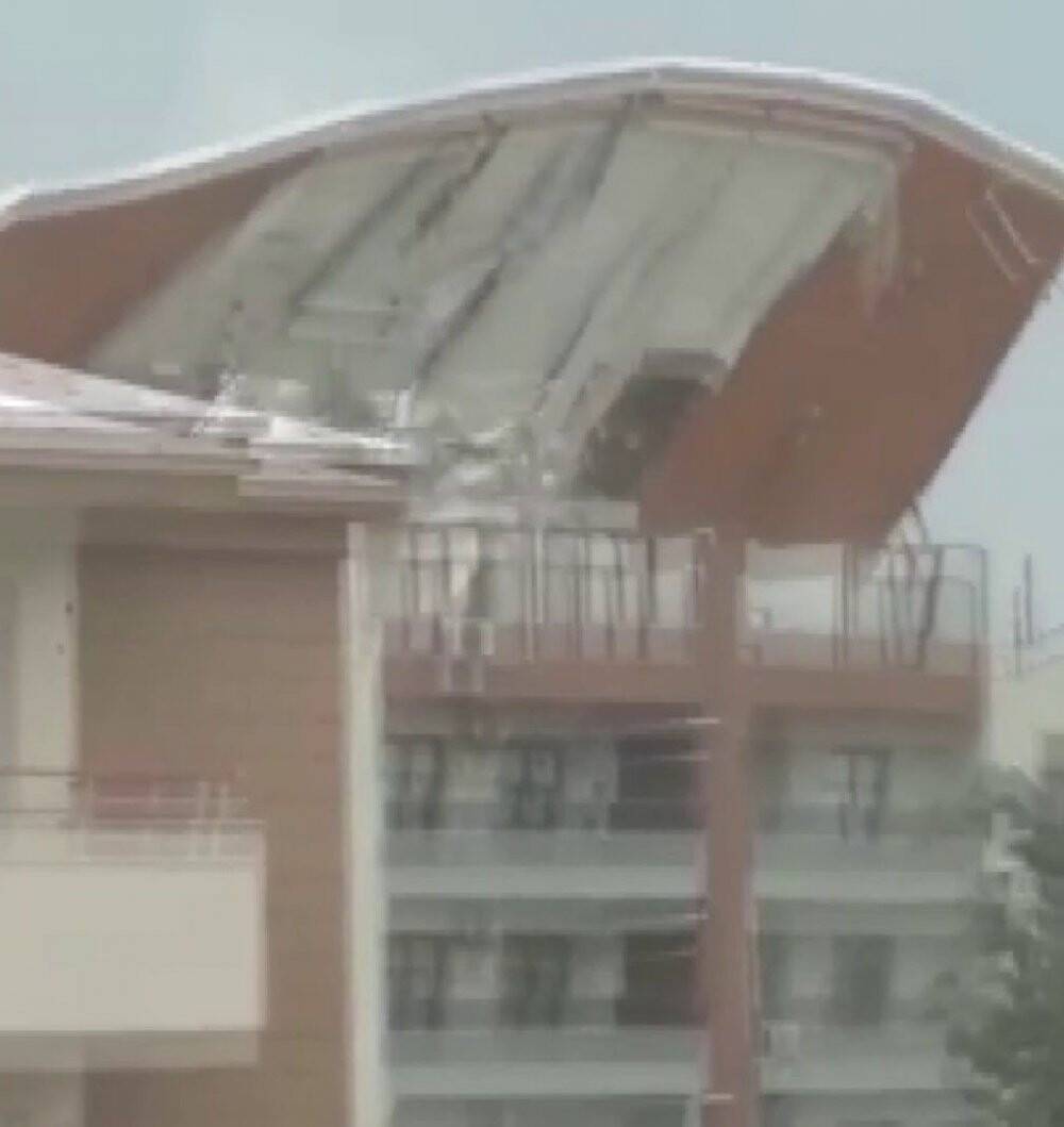 Hatay’da fırtına çatıları uçurdu ağaçları kökünden söktü