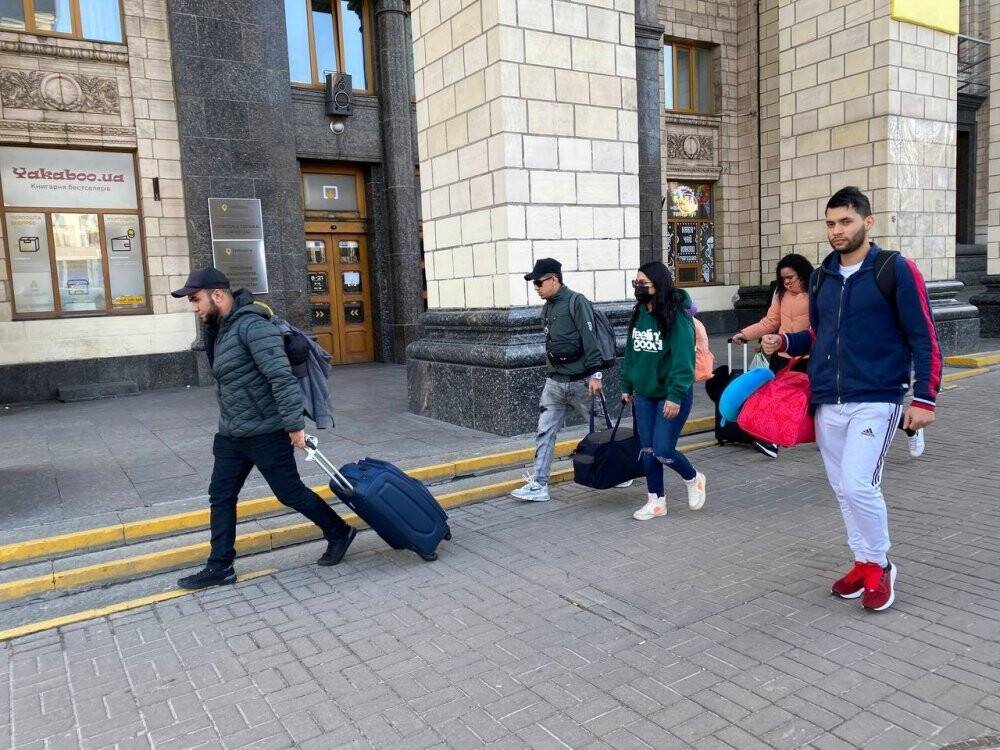 Kiev’de sokaklar askerlere kaldı, sirenlerin inlediği kentten kaçış sürüyor