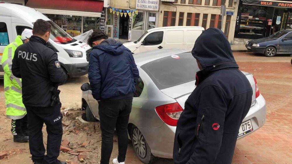 Otomobil açık bırakılan rögara düştü