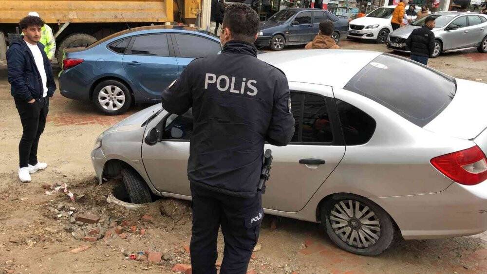 Otomobil açık bırakılan rögara düştü