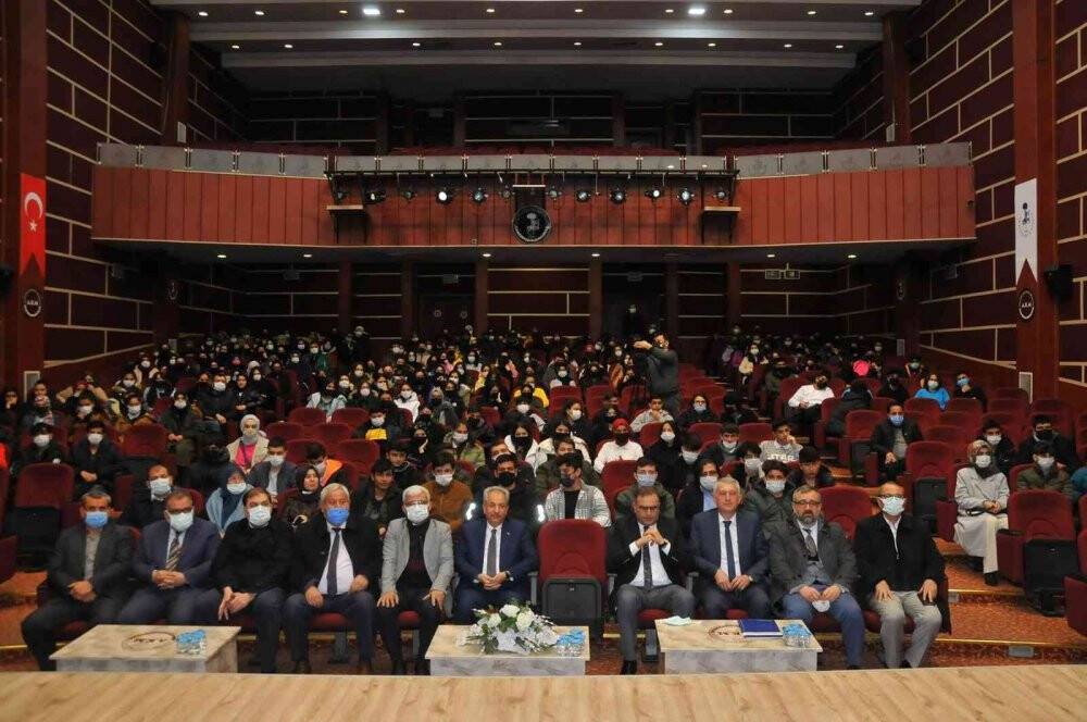 Yazar Tarık Buğra memleketi Akşehir’de anıldı