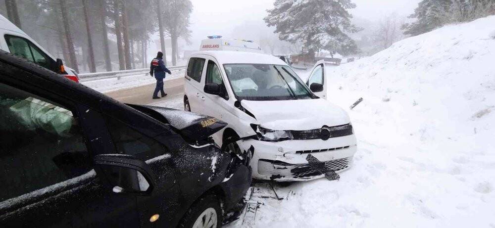 Araçlar kafa kafaya çarpıştı: 3 yaralı
