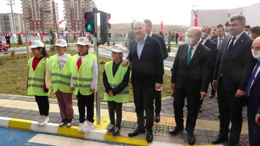 İçişleri Bakanı Soylu trafik eğitim parkını ziyaret etti