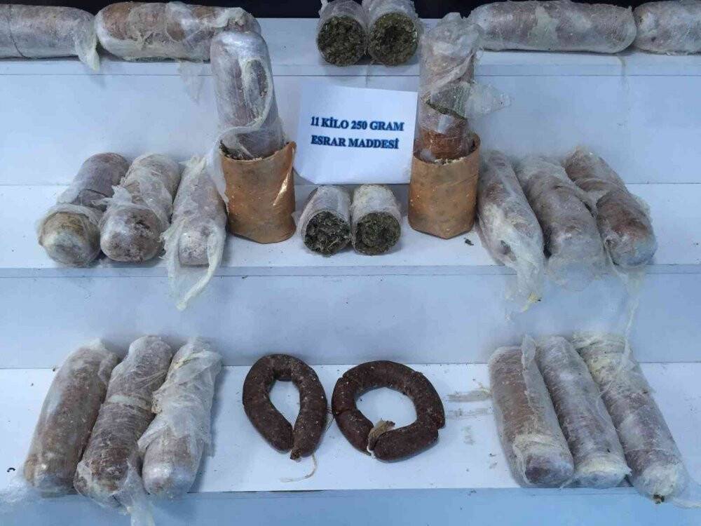 Kavurma arasında 11 kilo esrar ele geçirildi