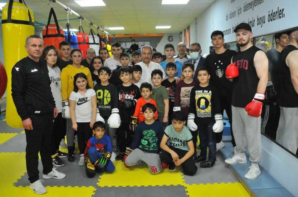 Başkan Akkaya geleceğin boksörleri ile buluştu