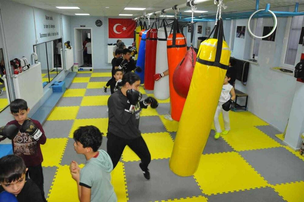 Başkan Akkaya geleceğin boksörleri ile buluştu