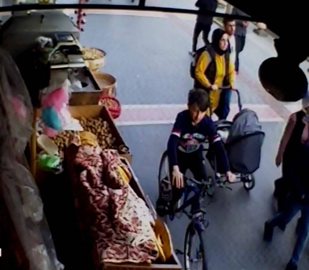 Hırsız işlek caddede kadının cebindeki telefonu çaldı