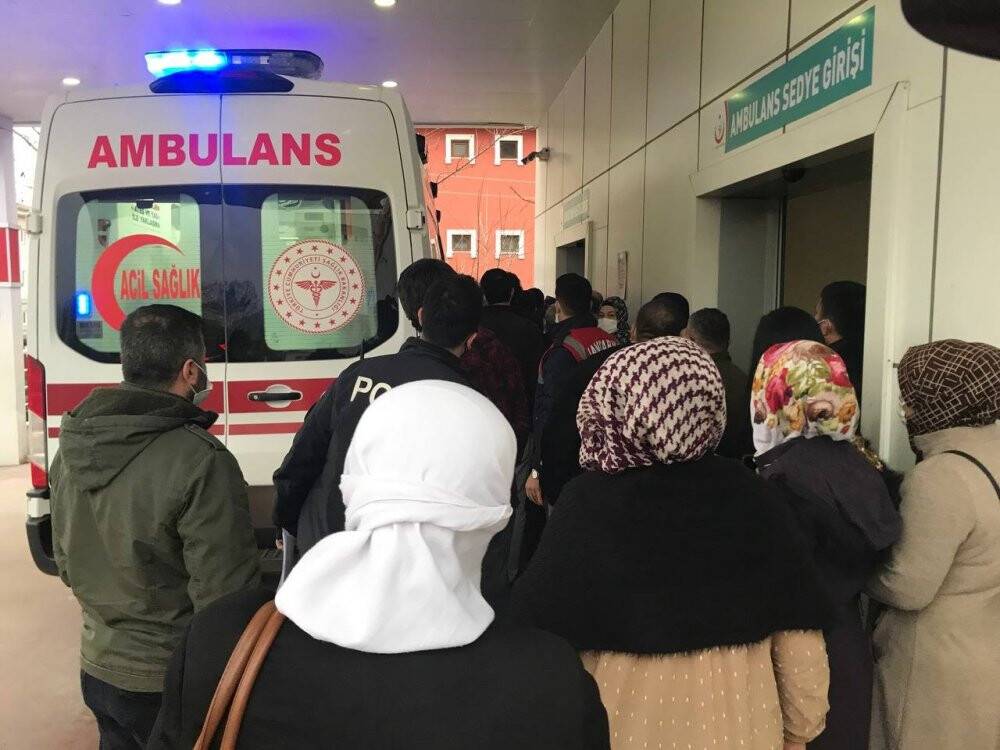 Kitaplıktaki tabanca düşünce karnından yaralandı