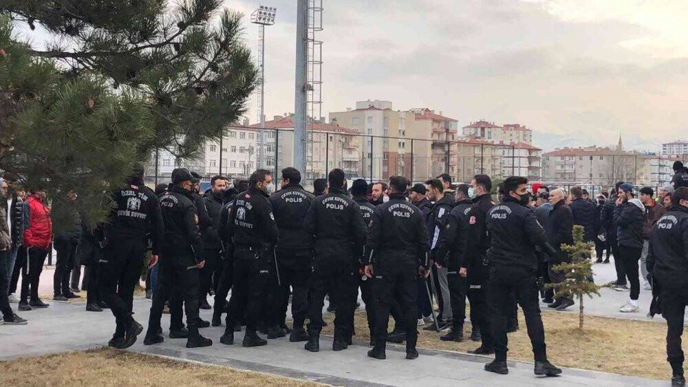Maç bitti, saha karıştı