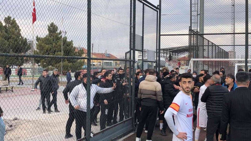 Maç bitti, saha karıştı