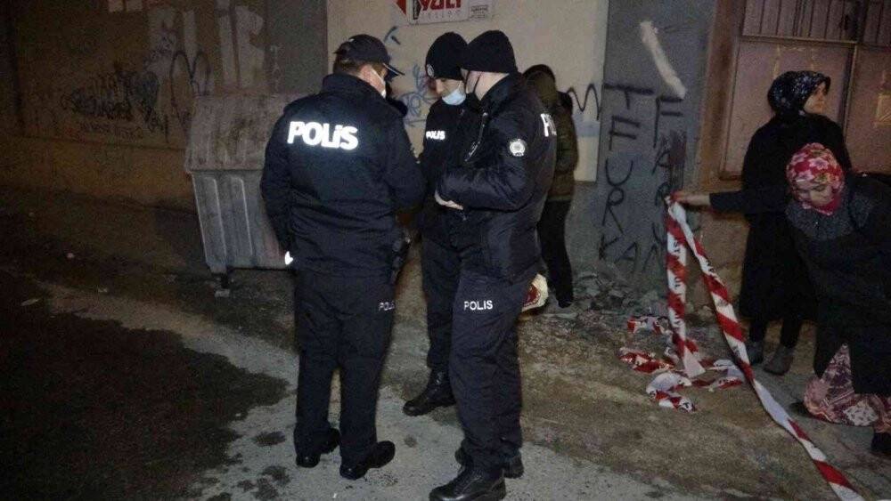 Pendik’te tamir ettiği araç alev aldı
