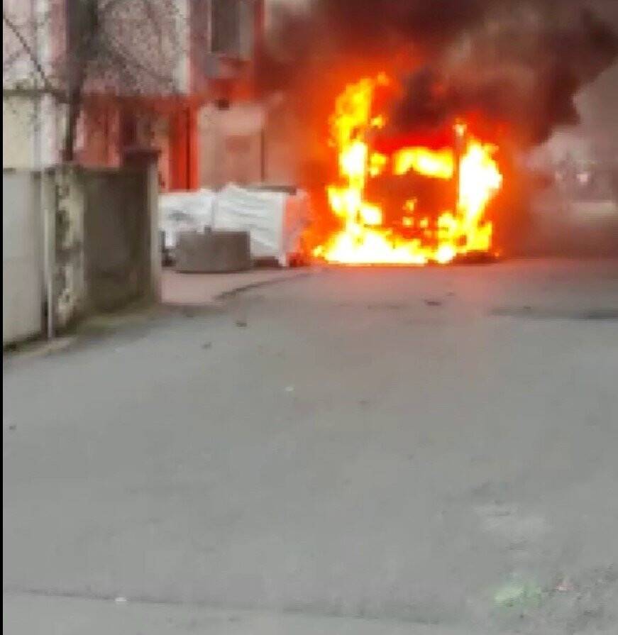 Pendik’te tamir ettiği araç alev aldı