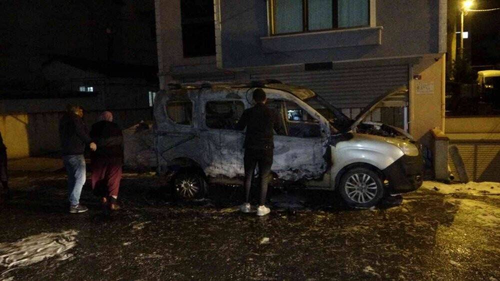 Pendik’te tamir ettiği araç alev aldı